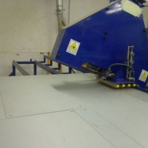 Cortadora de biseles con mesa móvil